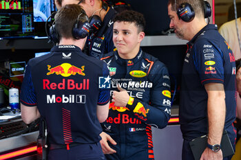 2023-11-24 - HADJAR Isack (fra), Red Bull Racing RB19, portrait during the 2023 Formula 1 Etihad Airways Abu Dhabi Grand Prix, 22th round of the 2023 Formula One World Championship from November 24 to 26, 2023 on the Yas Marina Circuit, in Abu Dhabi - F1 - ABU DHABI GRAND PRIX 2023 - FORMULA 1 - MOTORS