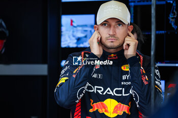 2023-11-24 - DENNIS Jake, Red Bull Racing RB19, portrait during the 2023 Formula 1 Etihad Airways Abu Dhabi Grand Prix, 22th round of the 2023 Formula One World Championship from November 24 to 26, 2023 on the Yas Marina Circuit, in Abu Dhabi - F1 - ABU DHABI GRAND PRIX 2023 - FORMULA 1 - MOTORS