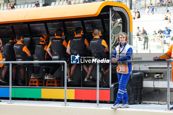2023-11-24 - Woman marshal during the 2023 Formula 1 Etihad Airways Abu Dhabi Grand Prix, 22th round of the 2023 Formula One World Championship from November 24 to 26, 2023 on the Yas Marina Circuit, in Abu Dhabi - F1 - ABU DHABI GRAND PRIX 2023 - FORMULA 1 - MOTORS