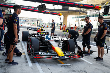 2023-11-24 - HADJAR Isack (fra), Red Bull Racing RB19, action pitlane during the 2023 Formula 1 Etihad Airways Abu Dhabi Grand Prix, 22th round of the 2023 Formula One World Championship from November 24 to 26, 2023 on the Yas Marina Circuit, in Abu Dhabi - F1 - ABU DHABI GRAND PRIX 2023 - FORMULA 1 - MOTORS