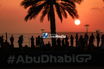2023-11-24 - Fans during the 2023 Formula 1 Etihad Airways Abu Dhabi Grand Prix, 22th round of the 2023 Formula One World Championship from November 24 to 26, 2023 on the Yas Marina Circuit, in Abu Dhabi - F1 - ABU DHABI GRAND PRIX 2023 - FORMULA 1 - MOTORS
