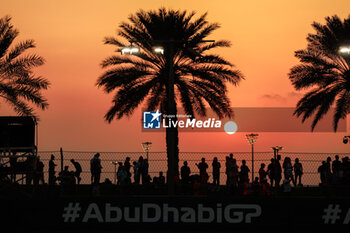 2023-11-24 - Fans during the 2023 Formula 1 Etihad Airways Abu Dhabi Grand Prix, 22th round of the 2023 Formula One World Championship from November 24 to 26, 2023 on the Yas Marina Circuit, in Abu Dhabi - F1 - ABU DHABI GRAND PRIX 2023 - FORMULA 1 - MOTORS