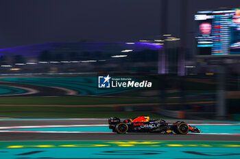2023-11-24 - 01 VERSTAPPEN Max (nld), Red Bull Racing RB19, action during the 2023 Formula 1 Etihad Airways Abu Dhabi Grand Prix, 22th round of the 2023 Formula One World Championship from November 24 to 26, 2023 on the Yas Marina Circuit, in Abu Dhabi - F1 - ABU DHABI GRAND PRIX 2023 - FORMULA 1 - MOTORS