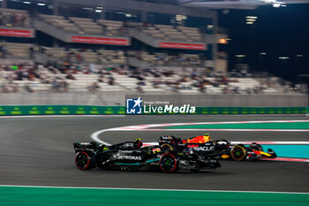 2023-11-24 - 44 HAMILTON Lewis (gbr), Mercedes AMG F1 Team W14, 11 PEREZ Sergio (mex), Red Bull Racing RB19, action during the 2023 Formula 1 Etihad Airways Abu Dhabi Grand Prix, 22th round of the 2023 Formula One World Championship from November 24 to 26, 2023 on the Yas Marina Circuit, in Abu Dhabi - F1 - ABU DHABI GRAND PRIX 2023 - FORMULA 1 - MOTORS