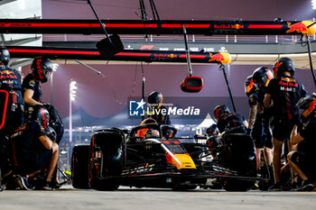 2023-11-24 - 11 PEREZ Sergio (mex), Red Bull Racing RB19, action pitstop during the 2023 Formula 1 Etihad Airways Abu Dhabi Grand Prix, 22th round of the 2023 Formula One World Championship from November 24 to 26, 2023 on the Yas Marina Circuit, in Abu Dhabi - F1 - ABU DHABI GRAND PRIX 2023 - FORMULA 1 - MOTORS