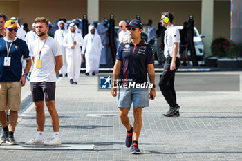 2023-11-25 - PEREZ Sergio (mex), Red Bull Racing RB19, portrait during the 2023 Formula 1 Etihad Airways Abu Dhabi Grand Prix, 22th round of the 2023 Formula One World Championship from November 24 to 26, 2023 on the Yas Marina Circuit, in Abu Dhabi - F1 - ABU DHABI GRAND PRIX 2023 - FORMULA 1 - MOTORS