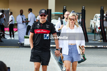 2023-11-25 - BOTTAS Valtteri (fin), with his wife CROMWELL Tiffany, during the 2023 Formula 1 Etihad Airways Abu Dhabi Grand Prix, 22th round of the 2023 Formula One World Championship from November 24 to 26, 2023 on the Yas Marina Circuit, in Abu Dhabi - F1 - ABU DHABI GRAND PRIX 2023 - FORMULA 1 - MOTORS