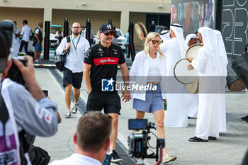 2023-11-25 - BOTTAS Valtteri (fin), with his wife CROMWELL Tiffany, during the 2023 Formula 1 Etihad Airways Abu Dhabi Grand Prix, 22th round of the 2023 Formula One World Championship from November 24 to 26, 2023 on the Yas Marina Circuit, in Abu Dhabi - F1 - ABU DHABI GRAND PRIX 2023 - FORMULA 1 - MOTORS