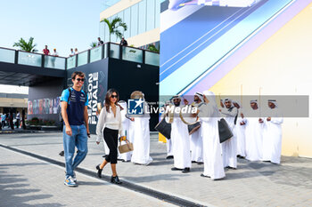 2023-11-25 - ALBON Alexander (tha), with his girlfriend Muni Lily He, in the paddock during the 2023 Formula 1 Etihad Airways Abu Dhabi Grand Prix, 22th round of the 2023 Formula One World Championship from November 24 to 26, 2023 on the Yas Marina Circuit, in Abu Dhabi - F1 - ABU DHABI GRAND PRIX 2023 - FORMULA 1 - MOTORS