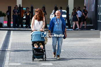 2023-11-25 - VILLENEUVE Jacques (can), former F1 Champion and TV presenter of Canal+, with his wife Giulia Marra in the paddock during the 2023 Formula 1 Etihad Airways Abu Dhabi Grand Prix, 22th round of the 2023 Formula One World Championship from November 24 to 26, 2023 on the Yas Marina Circuit, in Abu Dhabi - F1 - ABU DHABI GRAND PRIX 2023 - FORMULA 1 - MOTORS