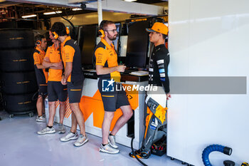 2023-11-25 - NORRIS Lando (gbr), McLaren F1 Team MCL60, portrait during the 2023 Formula 1 Etihad Airways Abu Dhabi Grand Prix, 22th round of the 2023 Formula One World Championship from November 24 to 26, 2023 on the Yas Marina Circuit, in Abu Dhabi - F1 - ABU DHABI GRAND PRIX 2023 - FORMULA 1 - MOTORS