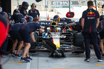 2023-11-25 - 01 VERSTAPPEN Max (nld), Red Bull Racing RB19, action pitlane during the 2023 Formula 1 Etihad Airways Abu Dhabi Grand Prix, 22th round of the 2023 Formula One World Championship from November 24 to 26, 2023 on the Yas Marina Circuit, in Abu Dhabi - F1 - ABU DHABI GRAND PRIX 2023 - FORMULA 1 - MOTORS