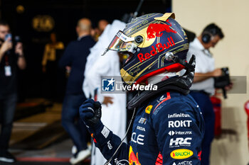 2023-11-25 - VERSTAPPEN Max (ned), Red Bull Racing RB19, portrait pole position during the 2023 Formula 1 Etihad Airways Abu Dhabi Grand Prix, 22th round of the 2023 Formula One World Championship from November 24 to 26, 2023 on the Yas Marina Circuit, in Abu Dhabi - F1 - ABU DHABI GRAND PRIX 2023 - FORMULA 1 - MOTORS