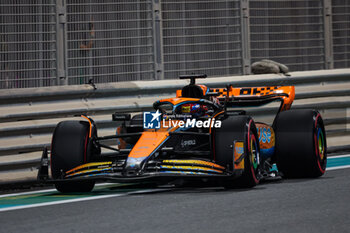 2023-11-25 - 81 PIASTRI Oscar (aus), McLaren F1 Team MCL60, action during the 2023 Formula 1 Etihad Airways Abu Dhabi Grand Prix, 22th round of the 2023 Formula One World Championship from November 24 to 26, 2023 on the Yas Marina Circuit, in Abu Dhabi - F1 - ABU DHABI GRAND PRIX 2023 - FORMULA 1 - MOTORS