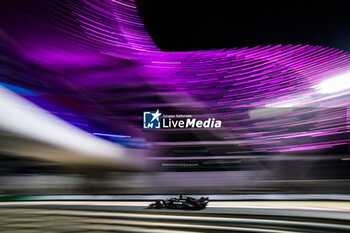 2023-11-25 - 63 RUSSELL George (gbr), Mercedes AMG F1 Team W14, action during the 2023 Formula 1 Etihad Airways Abu Dhabi Grand Prix, 22th round of the 2023 Formula One World Championship from November 24 to 26, 2023 on the Yas Marina Circuit, in Abu Dhabi - F1 - ABU DHABI GRAND PRIX 2023 - FORMULA 1 - MOTORS