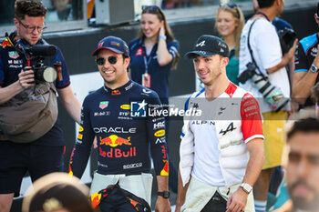 2023-11-26 - PEREZ Sergio (mex), Red Bull Racing RB19, GASLY Pierre (fra), Alpine F1 Team A523, portrait during the 2023 Formula 1 Etihad Airways Abu Dhabi Grand Prix, 22th round of the 2023 Formula One World Championship from November 24 to 26, 2023 on the Yas Marina Circuit, in Abu Dhabi - F1 - ABU DHABI GRAND PRIX 2023 - RACE - FORMULA 1 - MOTORS