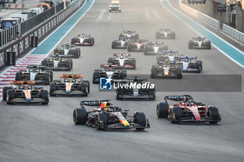 2023-11-26 - Start race 01 VERSTAPPEN Max (nld), Red Bull Racing RB19, action 26 63 RUSSELL George (gbr), Mercedes AMG F1 Team W14, action 81 PIASTRI Oscar (aus), McLaren F1 Team MCL60, action 04 NORRIS Lando (gbr), McLaren F1 Team MCL60, action during the 2023 Formula 1 Etihad Airways Abu Dhabi Grand Prix, 22th round of the 2023 Formula One World Championship from November 24 to 26, 2023 on the Yas Marina Circuit, in Abu Dhabi - F1 - ABU DHABI GRAND PRIX 2023 - RACE - FORMULA 1 - MOTORS