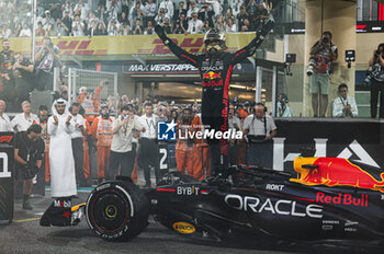 2023-11-26 - VERSTAPPEN Max (ned), Red Bull Racing RB19, portrait celebrates his victory during the 2023 Formula 1 Etihad Airways Abu Dhabi Grand Prix, 22th round of the 2023 Formula One World Championship from November 24 to 26, 2023 on the Yas Marina Circuit, in Abu Dhabi - F1 - ABU DHABI GRAND PRIX 2023 - RACE - FORMULA 1 - MOTORS