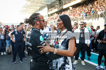 2023-11-26 - HAMILTON Lewis (gbr), Mercedes AMG F1 Team W14, and Naomi Campbell during the 2023 Formula 1 Etihad Airways Abu Dhabi Grand Prix, 22th round of the 2023 Formula One World Championship from November 24 to 26, 2023 on the Yas Marina Circuit, in Abu Dhabi - F1 - ABU DHABI GRAND PRIX 2023 - RACE - FORMULA 1 - MOTORS