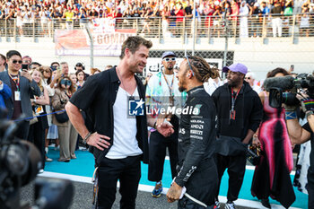 2023-11-26 - Actor Chris Hemsworth of Thor and HAMILTON Lewis (gbr), Mercedes AMG F1 Team W14, during the 2023 Formula 1 Etihad Airways Abu Dhabi Grand Prix, 22th round of the 2023 Formula One World Championship from November 24 to 26, 2023 on the Yas Marina Circuit, in Abu Dhabi - F1 - ABU DHABI GRAND PRIX 2023 - RACE - FORMULA 1 - MOTORS