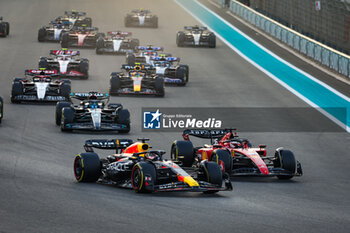 2023-11-26 - Start of the race: 01 VERSTAPPEN Max (nld), Red Bull Racing RB19, 16 LECLERC Charles (mco), Scuderia Ferrari SF-23, action during the 2023 Formula 1 Etihad Airways Abu Dhabi Grand Prix, 22th round of the 2023 Formula One World Championship from November 24 to 26, 2023 on the Yas Marina Circuit, in Abu Dhabi - F1 - ABU DHABI GRAND PRIX 2023 - RACE - FORMULA 1 - MOTORS