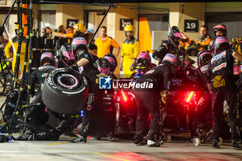 2023-11-26 - 10 GASLY Pierre (fra), Alpine F1 Team A523, action pitstop during the 2023 Formula 1 Etihad Airways Abu Dhabi Grand Prix, 22th round of the 2023 Formula One World Championship from November 24 to 26, 2023 on the Yas Marina Circuit, in Abu Dhabi - F1 - ABU DHABI GRAND PRIX 2023 - RACE - FORMULA 1 - MOTORS