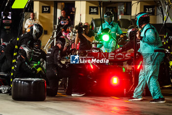 2023-11-26 - 63 RUSSELL George (gbr), Mercedes AMG F1 Team W14, action pitstop during the 2023 Formula 1 Etihad Airways Abu Dhabi Grand Prix, 22th round of the 2023 Formula One World Championship from November 24 to 26, 2023 on the Yas Marina Circuit, in Abu Dhabi - F1 - ABU DHABI GRAND PRIX 2023 - RACE - FORMULA 1 - MOTORS
