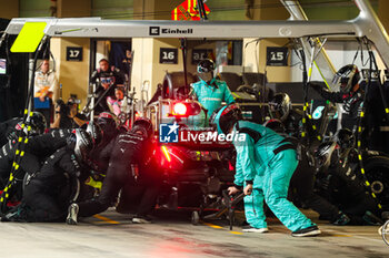 2023-11-26 - 44 HAMILTON Lewis (gbr), Mercedes AMG F1 Team W14, action pitstop during the 2023 Formula 1 Etihad Airways Abu Dhabi Grand Prix, 22th round of the 2023 Formula One World Championship from November 24 to 26, 2023 on the Yas Marina Circuit, in Abu Dhabi - F1 - ABU DHABI GRAND PRIX 2023 - RACE - FORMULA 1 - MOTORS
