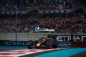 2023-11-26 - 11 PEREZ Sergio (mex), Red Bull Racing RB19, action during the 2023 Formula 1 Etihad Airways Abu Dhabi Grand Prix, 22th round of the 2023 Formula One World Championship from November 24 to 26, 2023 on the Yas Marina Circuit, in Abu Dhabi - F1 - ABU DHABI GRAND PRIX 2023 - RACE - FORMULA 1 - MOTORS