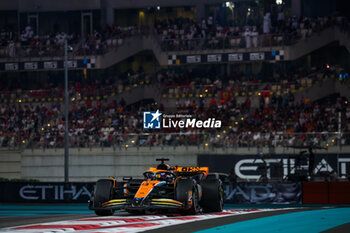 2023-11-26 - 81 PIASTRI Oscar (aus), McLaren F1 Team MCL60, action during the 2023 Formula 1 Etihad Airways Abu Dhabi Grand Prix, 22th round of the 2023 Formula One World Championship from November 24 to 26, 2023 on the Yas Marina Circuit, in Abu Dhabi - F1 - ABU DHABI GRAND PRIX 2023 - RACE - FORMULA 1 - MOTORS