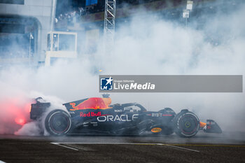 2023-11-26 - 01 VERSTAPPEN Max (nld), Red Bull Racing RB19, celebrating victory with donuts during the 2023 Formula 1 Etihad Airways Abu Dhabi Grand Prix, 22th round of the 2023 Formula One World Championship from November 24 to 26, 2023 on the Yas Marina Circuit, in Abu Dhabi - F1 - ABU DHABI GRAND PRIX 2023 - RACE - FORMULA 1 - MOTORS