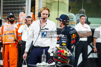 2023-11-26 - Tom Wood of FIA with VERSTAPPEN Max (ned), Red Bull Racing RB19, portrait during the 2023 Formula 1 Etihad Airways Abu Dhabi Grand Prix, 22th round of the 2023 Formula One World Championship from November 24 to 26, 2023 on the Yas Marina Circuit, in Abu Dhabi - F1 - ABU DHABI GRAND PRIX 2023 - RACE - FORMULA 1 - MOTORS
