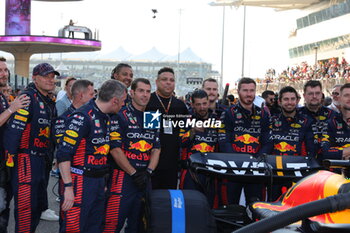 2023-11-26 - Team Red Bull Racing Former football player Ronaldo during the 2023 Formula 1 Etihad Airways Abu Dhabi Grand Prix, 22th round of the 2023 Formula One World Championship from November 24 to 26, 2023 on the Yas Marina Circuit, in Abu Dhabi - F1 - ABU DHABI GRAND PRIX 2023 - RACE - FORMULA 1 - MOTORS