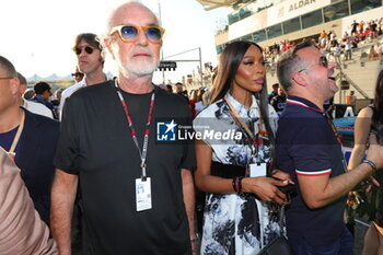 2023-11-26 - Flavio Briatore and Naomi Campbell during the 2023 Formula 1 Etihad Airways Abu Dhabi Grand Prix, 22th round of the 2023 Formula One World Championship from November 24 to 26, 2023 on the Yas Marina Circuit, in Abu Dhabi - F1 - ABU DHABI GRAND PRIX 2023 - RACE - FORMULA 1 - MOTORS