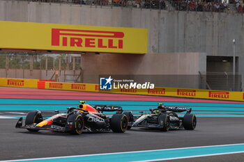 2023-11-26 - 11 PEREZ Sergio (mex), Red Bull Racing RB19, action 44 HAMILTON Lewis (gbr), Mercedes AMG F1 Team W14, action during the 2023 Formula 1 Etihad Airways Abu Dhabi Grand Prix, 22th round of the 2023 Formula One World Championship from November 24 to 26, 2023 on the Yas Marina Circuit, in Abu Dhabi - F1 - ABU DHABI GRAND PRIX 2023 - RACE - FORMULA 1 - MOTORS