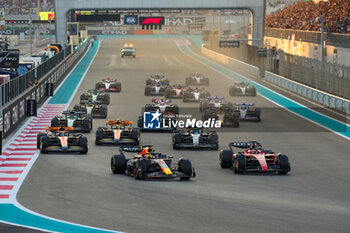 2023-11-26 - Start race 01 VERSTAPPEN Max (nld), Red Bull Racing RB19, action 16 LECLERC Charles (mco), Scuderia Ferrari SF-23, action 63 RUSSELL George (gbr), Mercedes AMG F1 Team W14, action during the 2023 Formula 1 Etihad Airways Abu Dhabi Grand Prix, 22th round of the 2023 Formula One World Championship from November 24 to 26, 2023 on the Yas Marina Circuit, in Abu Dhabi - F1 - ABU DHABI GRAND PRIX 2023 - RACE - FORMULA 1 - MOTORS