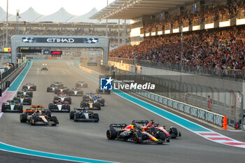 2023-11-26 - Start race 01 VERSTAPPEN Max (nld), Red Bull Racing RB19, action 16 LECLERC Charles (mco), Scuderia Ferrari SF-23, action during the 2023 Formula 1 Etihad Airways Abu Dhabi Grand Prix, 22th round of the 2023 Formula One World Championship from November 24 to 26, 2023 on the Yas Marina Circuit, in Abu Dhabi - F1 - ABU DHABI GRAND PRIX 2023 - RACE - FORMULA 1 - MOTORS