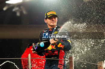 2023-11-26 - VERSTAPPEN Max (ned), Red Bull Racing RB19, portrait celebrates his victory on podium during the 2023 Formula 1 Etihad Airways Abu Dhabi Grand Prix, 22th round of the 2023 Formula One World Championship from November 24 to 26, 2023 on the Yas Marina Circuit, in Abu Dhabi - F1 - ABU DHABI GRAND PRIX 2023 - RACE - FORMULA 1 - MOTORS
