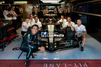 2023-11-26 - RUSSELL George (gbr), Mercedes AMG F1 Team W14, portrait with his team during the 2023 Formula 1 Etihad Airways Abu Dhabi Grand Prix, 22th round of the 2023 Formula One World Championship from November 24 to 26, 2023 on the Yas Marina Circuit, in Abu Dhabi - F1 - ABU DHABI GRAND PRIX 2023 - RACE - FORMULA 1 - MOTORS