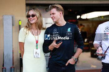 2023-11-26 - SCHUMACHER Mick (ger), Reserve Driver of Mercedes AMG F1 Team, portrait with his girlfriend Laila during the 2023 Formula 1 Etihad Airways Abu Dhabi Grand Prix, 22th round of the 2023 Formula One World Championship from November 24 to 26, 2023 on the Yas Marina Circuit, in Abu Dhabi - F1 - ABU DHABI GRAND PRIX 2023 - RACE - FORMULA 1 - MOTORS