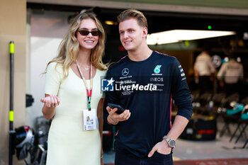 2023-11-26 - SCHUMACHER Mick (ger), Reserve Driver of Mercedes AMG F1 Team, portrait with his girlfriend Laila during the 2023 Formula 1 Etihad Airways Abu Dhabi Grand Prix, 22th round of the 2023 Formula One World Championship from November 24 to 26, 2023 on the Yas Marina Circuit, in Abu Dhabi - F1 - ABU DHABI GRAND PRIX 2023 - RACE - FORMULA 1 - MOTORS