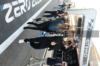 2023-11-26 - Actor Jason Statham, with his wife Rosie Huntington-Whiteley in the pitlane during the 2023 Formula 1 Etihad Airways Abu Dhabi Grand Prix, 22th round of the 2023 Formula One World Championship from November 24 to 26, 2023 on the Yas Marina Circuit, in Abu Dhabi - F1 - ABU DHABI GRAND PRIX 2023 - RACE - FORMULA 1 - MOTORS
