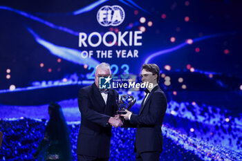 2023-12-08 - PIASTRI Oscar, FIA Rookie Of the Year, portrait awarded by MORGAN Ronan, FIA Drivers' Commission President during the 2023 FIA Prize Giving Ceremony in Baky on December 8, 2023 at Baku Convention Center in Baku, Azerbaijan - FIA PRIZE GIVING 2023 - BAKU - FORMULA 1 - MOTORS