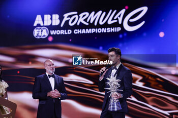 2023-12-08 - DODDS Jeff, Formula E CEO, portrait with DENNIS Jake, ABB FIA Formula E World Championship - Champion during the 2023 FIA Prize Giving Ceremony in Baky on December 8, 2023 at Baku Convention Center in Baku, Azerbaijan - FIA PRIZE GIVING 2023 - BAKU - FORMULA 1 - MOTORS