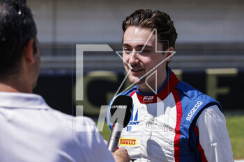 2023-03-02 - NOVALAK Clément (fra), Trident Racing, Dallara F2, portrait interview Dupin Lourant, portrait Canal + during the 1st round of the 2023 FIA Formula 2 Championship from March 2 to 5, 2023 on the Bahrain International Circuit, in Sakhir, Bahrain - AUTO - FORMULA 2 2023 - BAHRAIN - FORMULA 2 - MOTORS