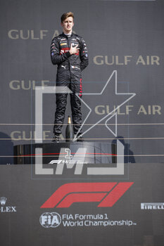 2023-03-05 - POURCHAIRE Théo (fra), ART Grand Prix, Dallara F2, portrait celebrates his victory at the podium during the 1st round of the 2023 FIA Formula 2 Championship from March 2 to 5, 2023 on the Bahrain International Circuit, in Sakhir, Bahrain - AUTO - FORMULA 2 2023 - BAHRAIN - FORMULA 2 - MOTORS