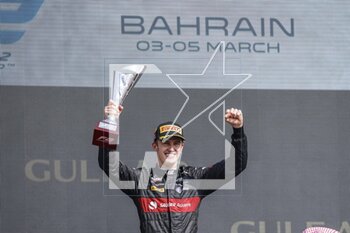 2023-03-05 - POURCHAIRE Théo (fra), ART Grand Prix, Dallara F2, portrait celebrates his victory at the podium with the trophy during the 1st round of the 2023 FIA Formula 2 Championship from March 2 to 5, 2023 on the Bahrain International Circuit, in Sakhir, Bahrain - AUTO - FORMULA 2 2023 - BAHRAIN - FORMULA 2 - MOTORS