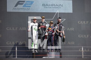 2023-03-05 - POURCHAIRE Théo (fra), ART Grand Prix, Dallara F2, portrait celebrates his victory at the podium with the trophy BOSCHUNG Raplh (swi), Campos Racing, Dallara F2, portrait MALONEY Zane (bb), Rodin Carlin, Dallara F2, portrait during the 1st round of the 2023 FIA Formula 2 Championship from March 2 to 5, 2023 on the Bahrain International Circuit, in Sakhir, Bahrain - AUTO - FORMULA 2 2023 - BAHRAIN - FORMULA 2 - MOTORS