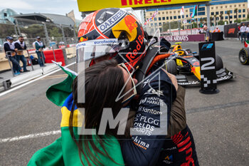 2023-04-30 - FITTIPALDI Enzo (bra), Rodin Carlin, Dallara F2, portrait congratulated by his mother for his second place during the 4th round of the 2023 FIA Formula 2 Championship from April 28 to 30, 2023 on the Baku City Circuit, in Baku, Azerbaijan - AUTO - FORMULA 2 2023 - BAKU - FORMULA 2 - MOTORS