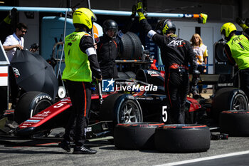 2023-06-04 - 05 POURCHAIRE Théo (fra), ART Grand Prix, Dallara F2, action, pit stop during the 6th round of the 2023 FIA Formula 2 Championship from June 2 to 4, 2023 on the Circuit de Barcelona-Catalunya, in Montmelo, Spain - AUTO - FORMULA 2 2023 - SPAIN - FORMULA 2 - MOTORS